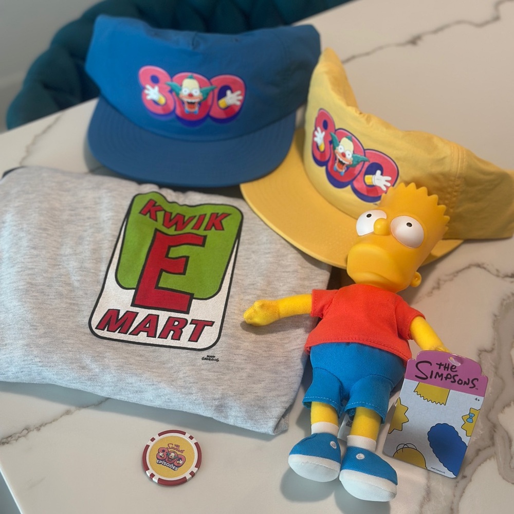 Simpson's 800 Episodes Collectibles - Kwik-E-Mart T, Bart, 2 Hats, & Poker Chip